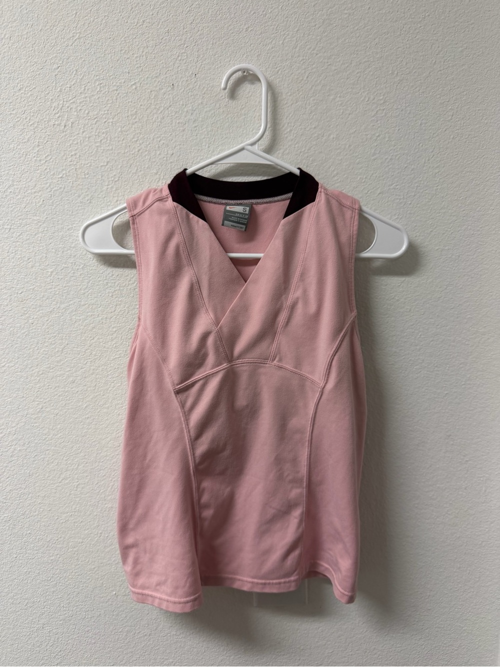 Nike Pink Sleeveless V‑Neck Athletic Tank with Dark Contrast Trim